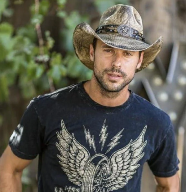 Topi Cowboy dengan Tampilan Distressed